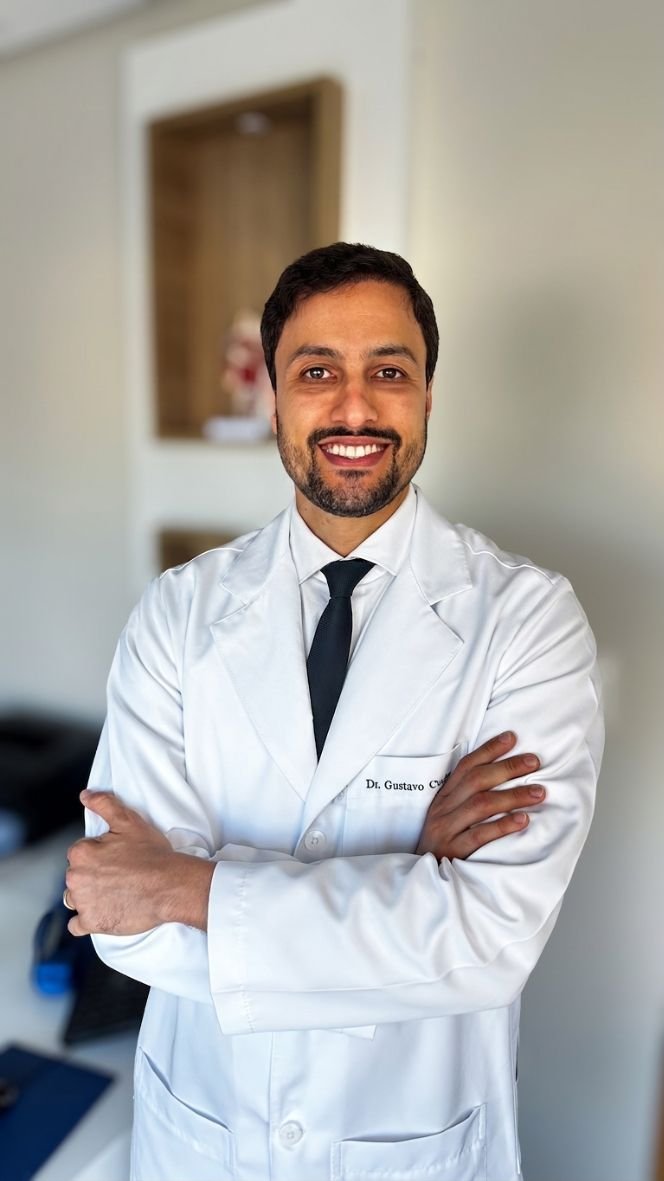 Dr. Gustavo Cunha em consulta médica